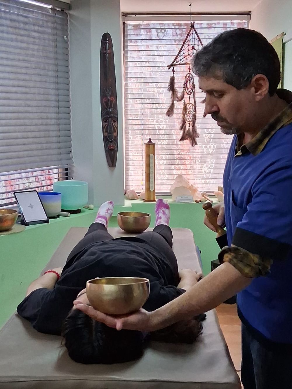 Cuenco tibetano sobre la cabeza durante la sesión