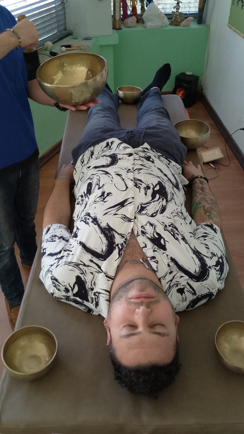 Persona relajada rodeada de cuencos