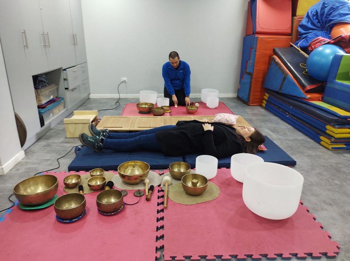 Sala terapéutica con mats, cuencos y material sensorial