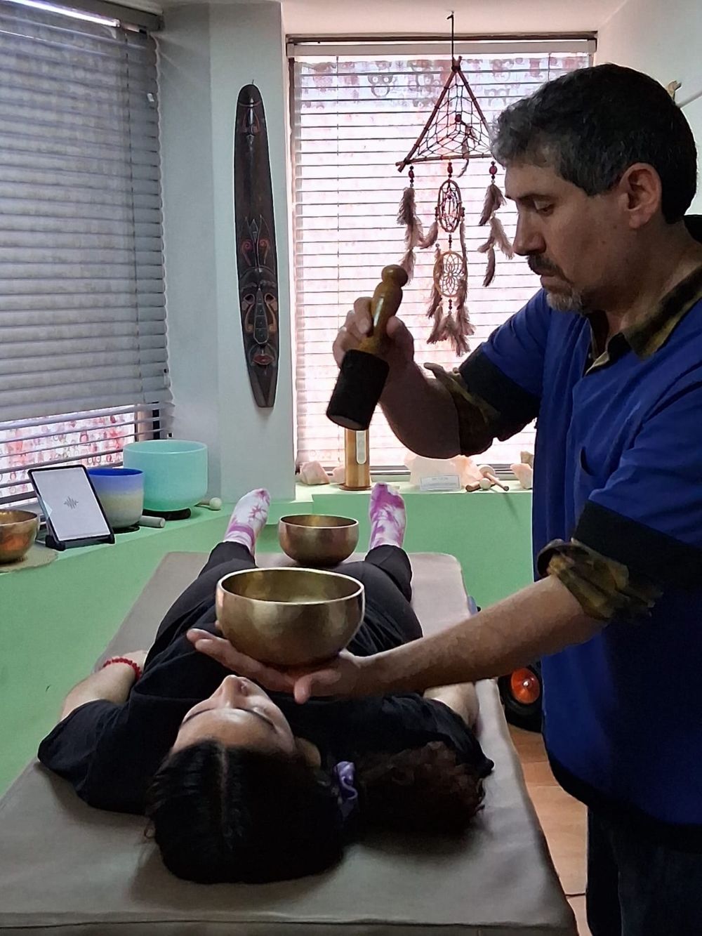 Cuenco tibetano sobre la persona durante la sesión