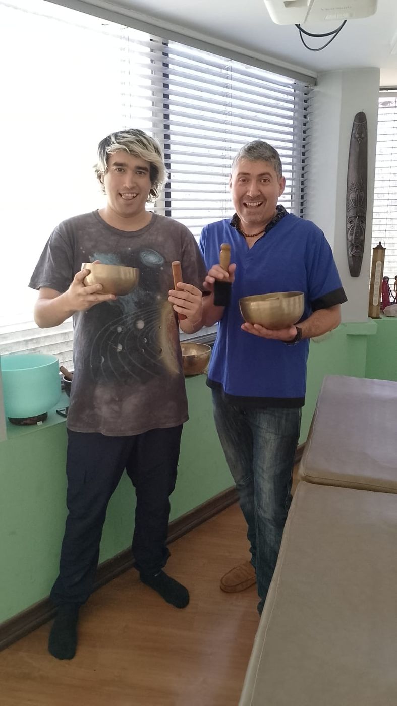Reinaldo y un consultante sonriendo al terminar la sesión