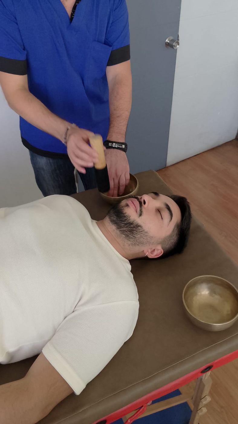 El terapeuta acompaña a una persona relajada sobre el mat